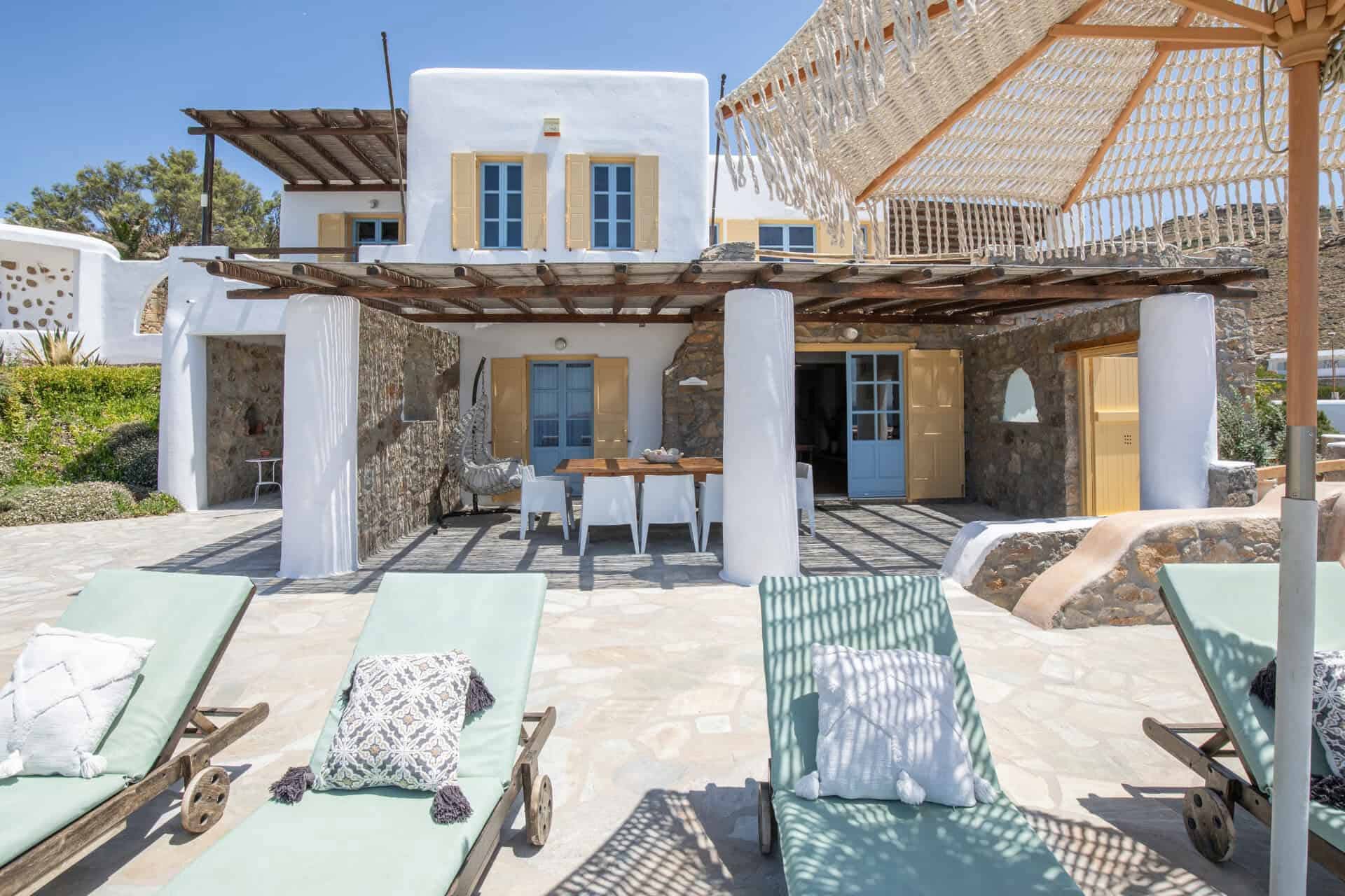Façade de la villa au coucher de soleil