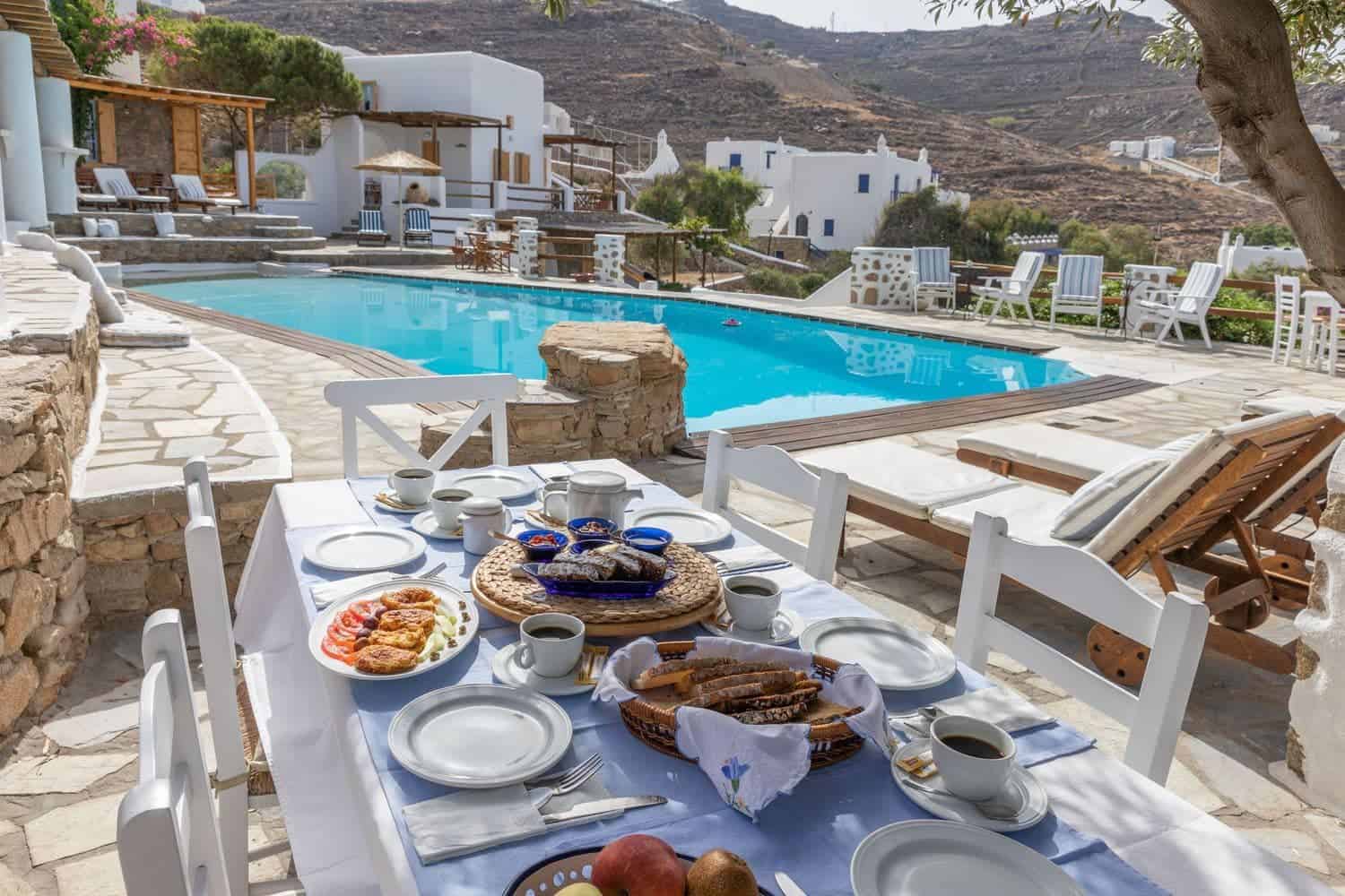 Petit-déjeuner méditerranéen au bord de la piscine