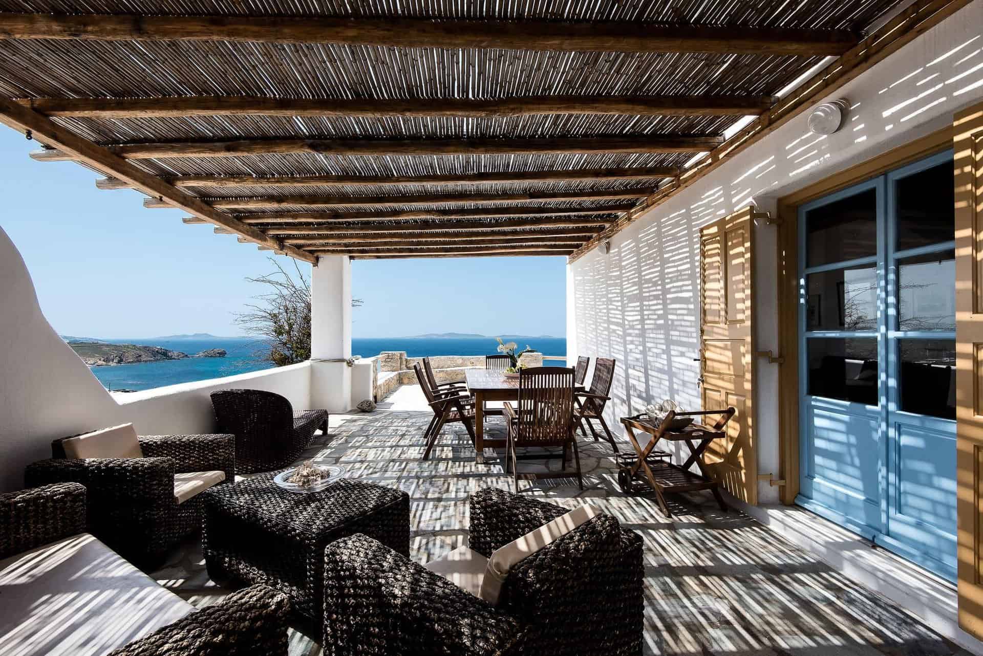 Terrasse lounge face à la mer Égée